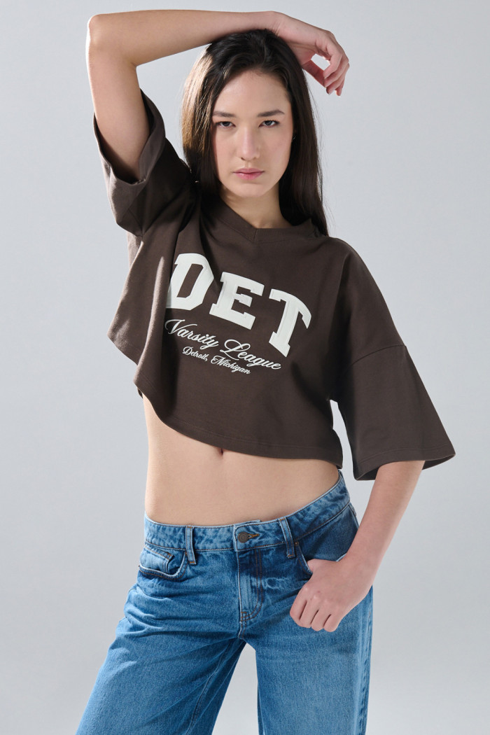 Camiseta oversize crop top café con cuello V y arte college
