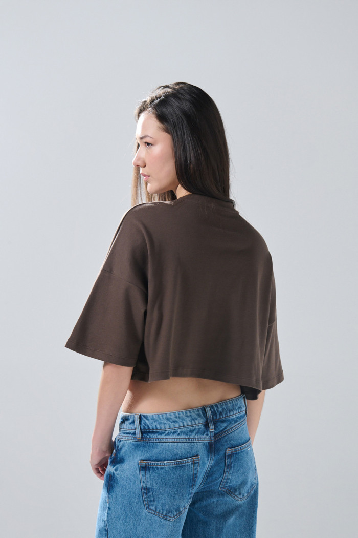 Camiseta oversize crop top café con cuello V y arte college
