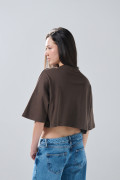 Camiseta oversize crop top café con cuello V y arte college
