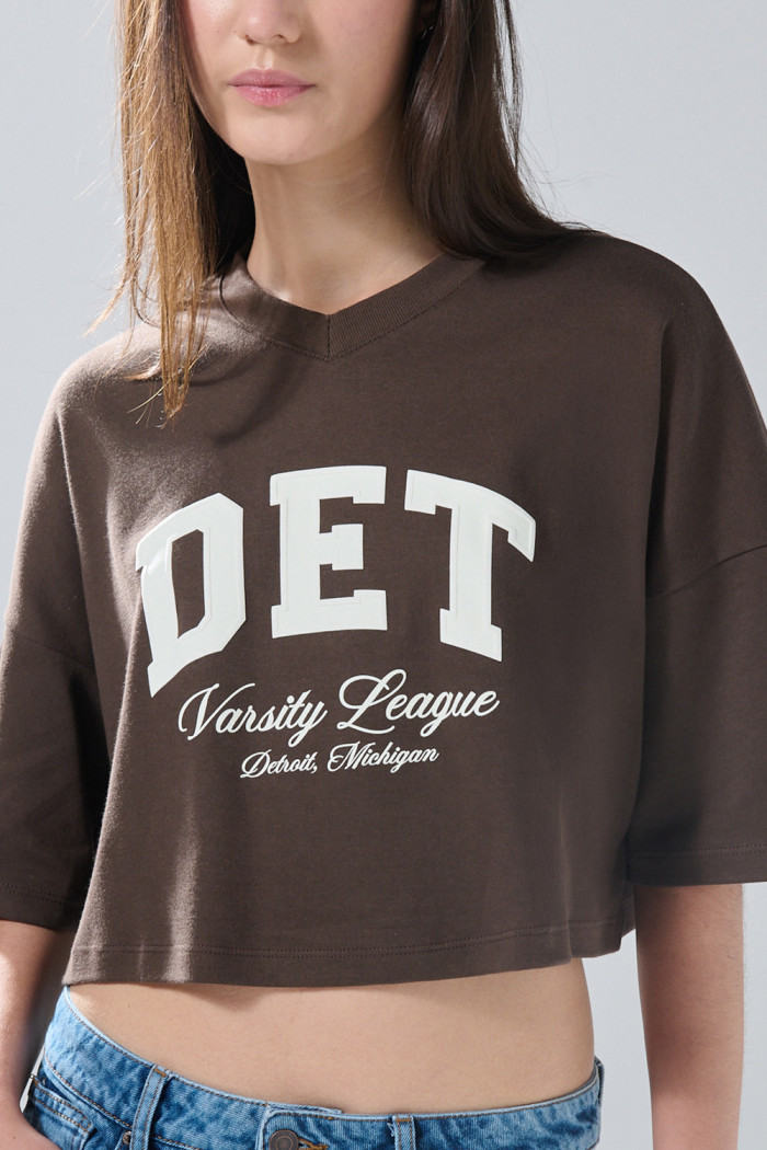 Camiseta oversize crop top café con cuello V y arte college
