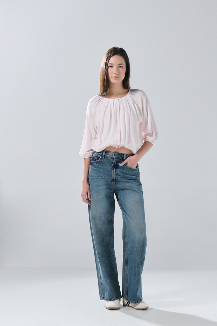 Blusa manga larga rosada clara con cuello redondo
