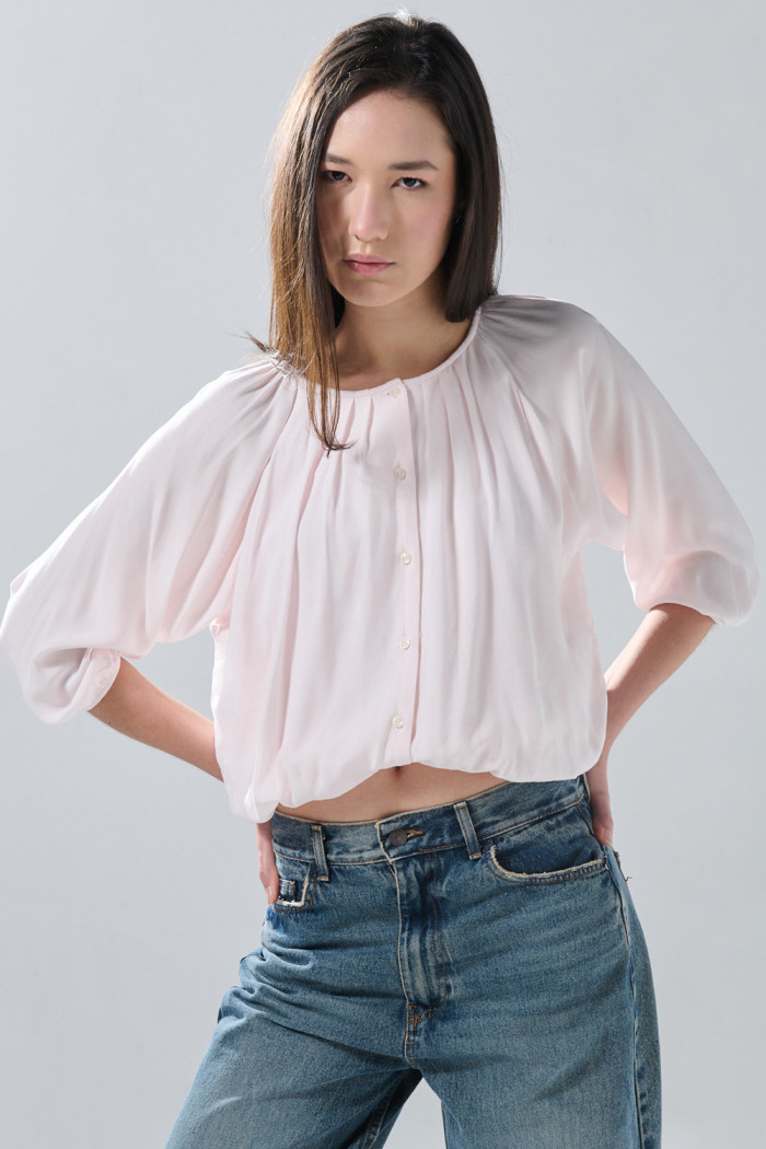 Blusa manga larga rosada clara con cuello redondo
