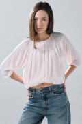 Blusa manga larga rosada clara con cuello redondo
