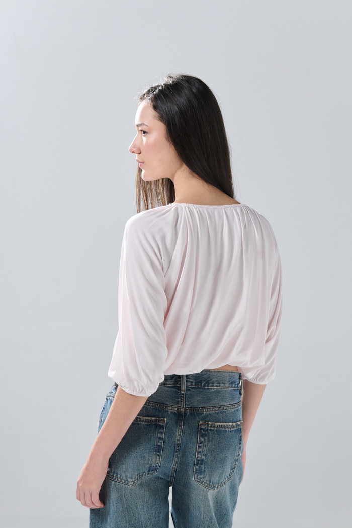Blusa manga larga rosada clara con cuello redondo
