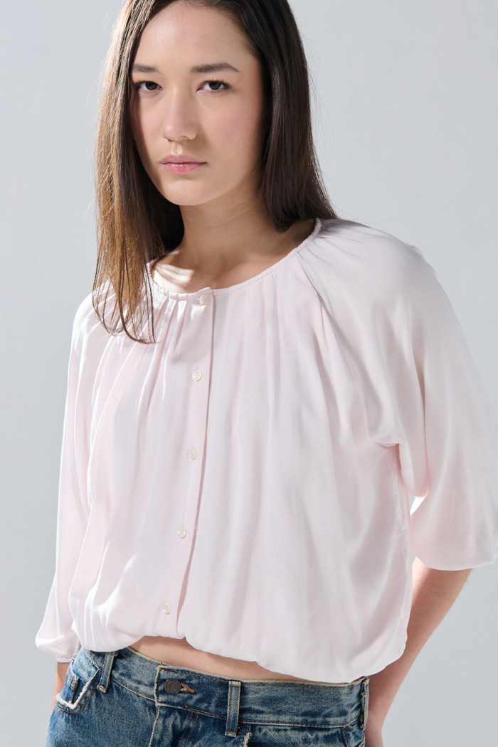 Blusa manga larga rosada clara con cuello redondo
