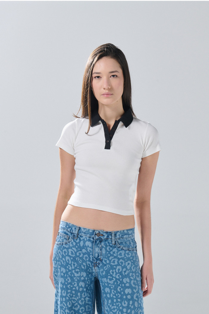 Camiseta manga corta crema con cuello polo en contraste
