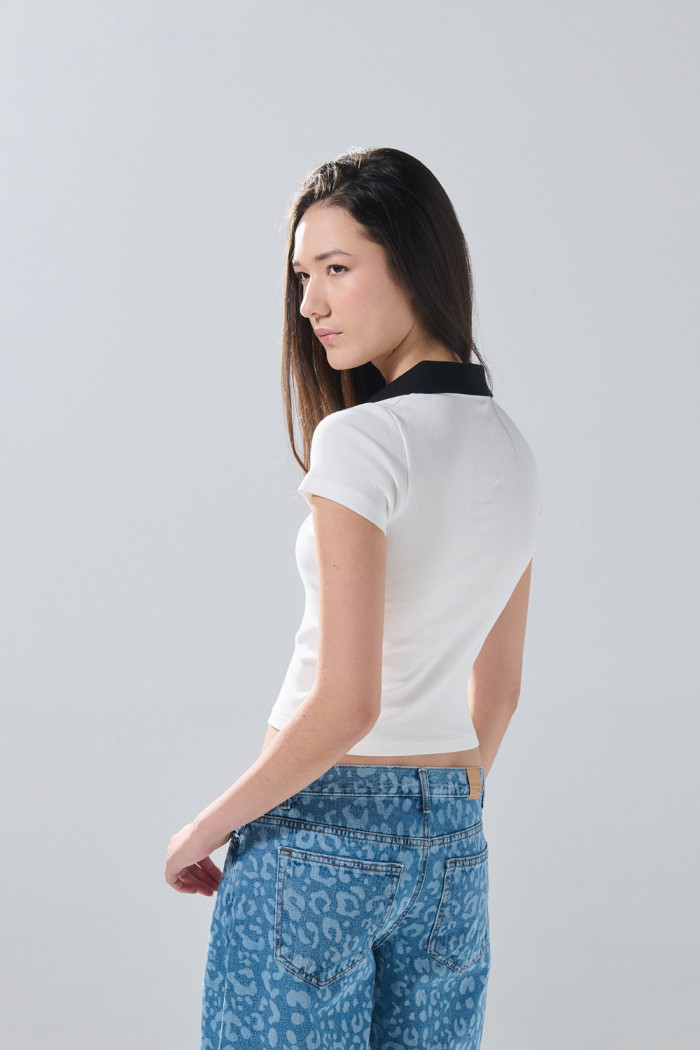 Camiseta manga corta crema con cuello polo en contraste
