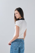 Camiseta manga corta crema con cuello polo en contraste

