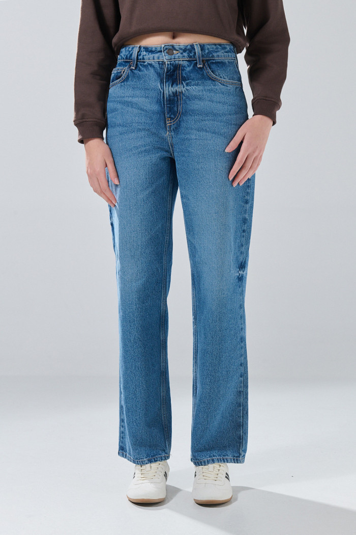 Jean 90´S azul medio infaltables con bota recta y desgastes
