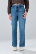 Jean 90´S azul medio infaltables con bota recta y desgastes
