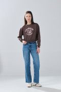 Jean 90´S azul medio infaltables con bota recta y desgastes
