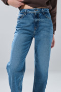 Jean 90´S azul medio infaltables con bota recta y desgastes
