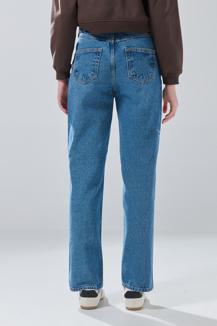 Jean 90´S azul medio infaltables con bota recta y desgastes
