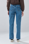 Jean 90´S azul medio infaltables con bota recta y desgastes
