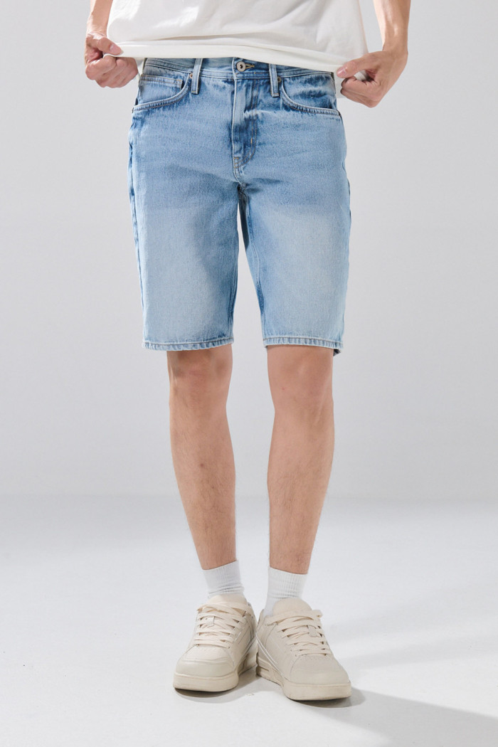 Bermuda slim infaltables de jean azul clara con desgastes

