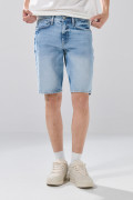 Bermuda slim infaltables de jean azul clara con desgastes

