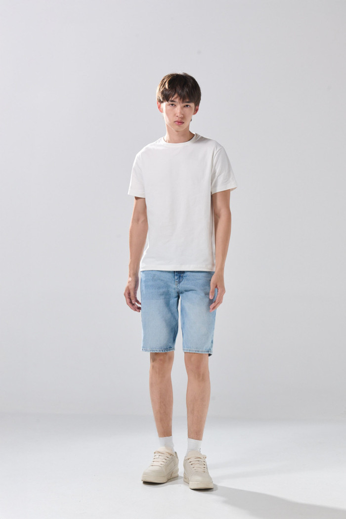 Bermuda slim infaltables de jean azul clara con desgastes

