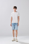 Bermuda slim infaltables de jean azul clara con desgastes
