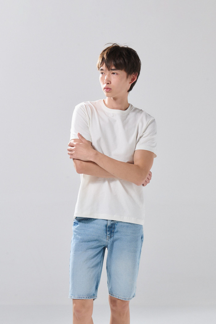 Bermuda slim infaltables de jean azul clara con desgastes
