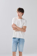 Bermuda slim infaltables de jean azul clara con desgastes
