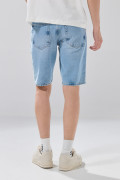 Bermuda slim infaltables de jean azul clara con desgastes
