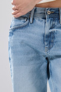 Bermuda slim infaltables de jean azul clara con desgastes
