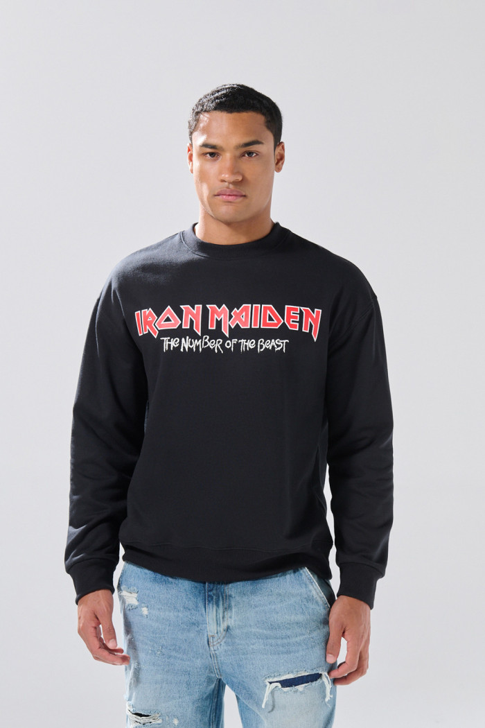 Buzo negro cuello redondo con arte de Iron Maiden
