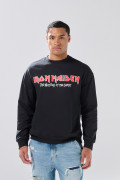 Buzo negro cuello redondo con arte de Iron Maiden

