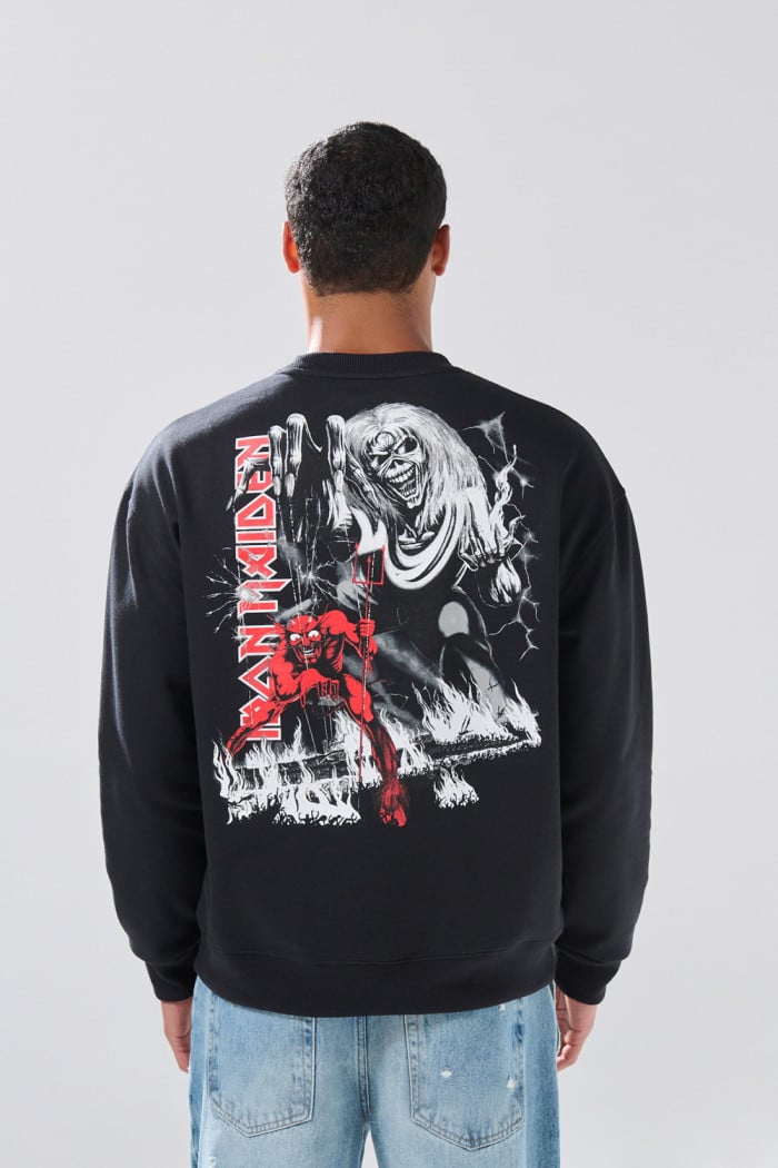 Buzo negro cuello redondo con arte de Iron Maiden

