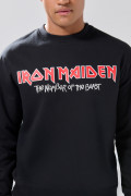 Buzo negro cuello redondo con arte de Iron Maiden
