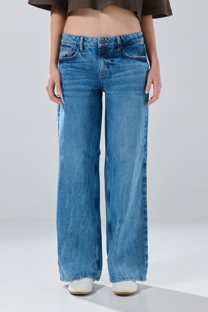 Jean open leg infaltables azul medio con bota ancha
