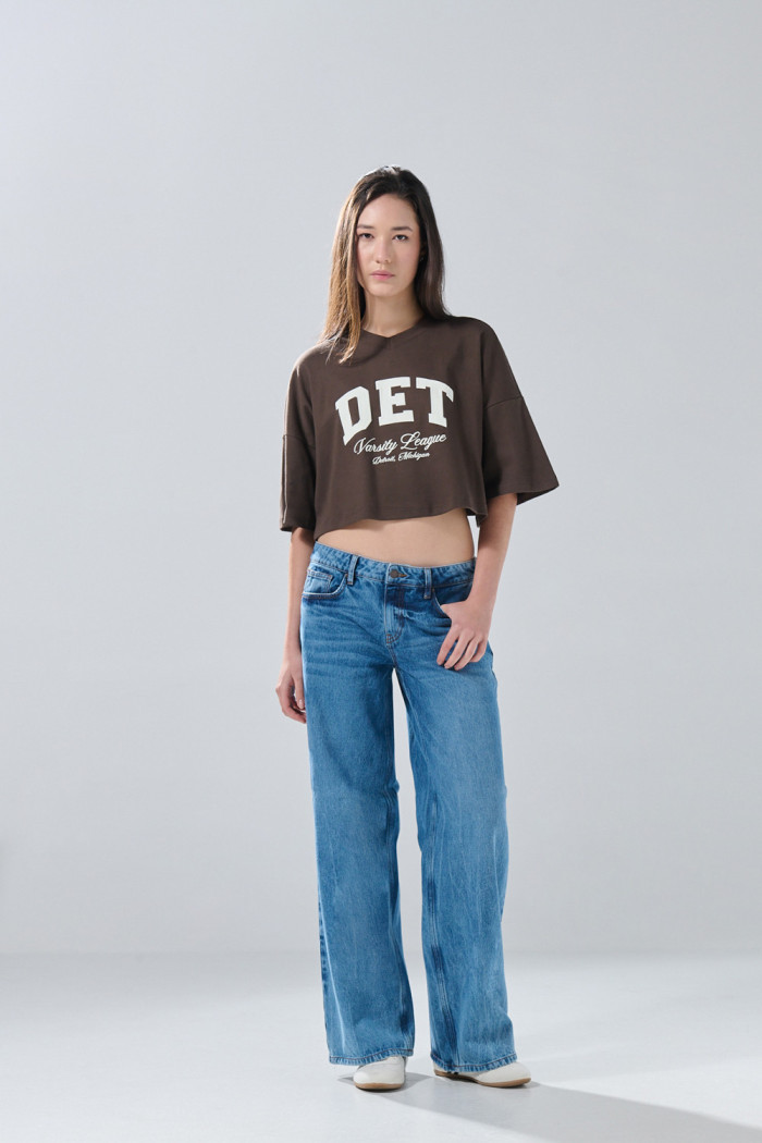 Jean open leg infaltables azul medio con bota ancha
