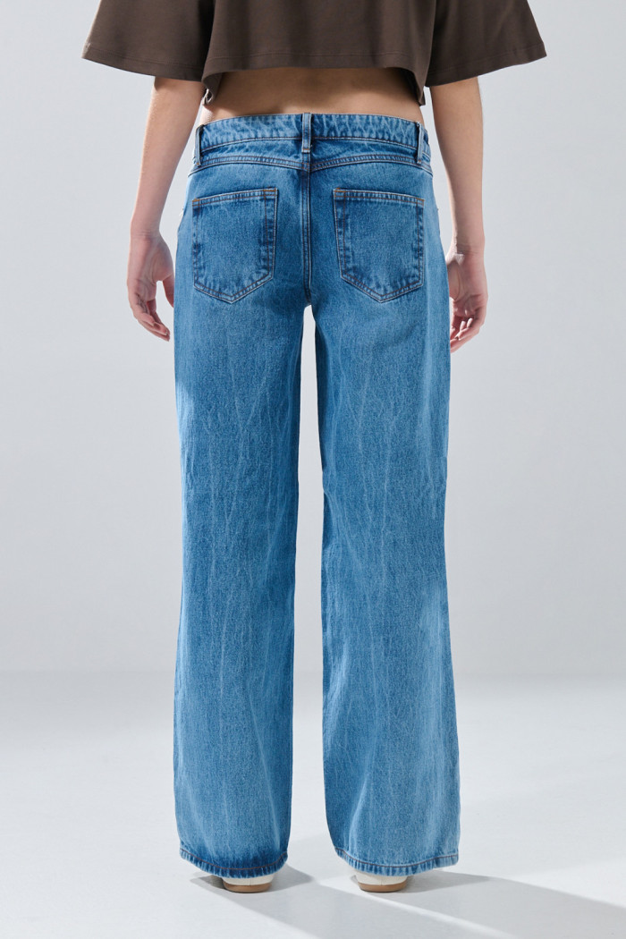 Jean open leg infaltables azul medio con bota ancha
