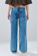 Jean open leg infaltables azul medio con bota ancha
