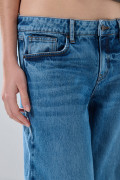 Jean open leg infaltables azul medio con bota ancha
