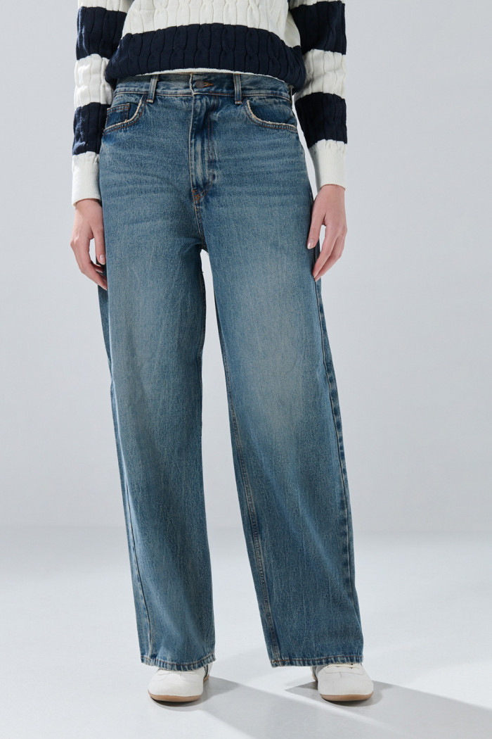 Jean azul medio baggy infaltables con bota ancha y bolsillos
