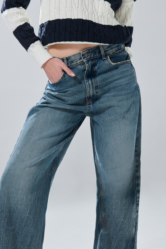 Jean azul medio baggy infaltables con bota ancha y bolsillos
