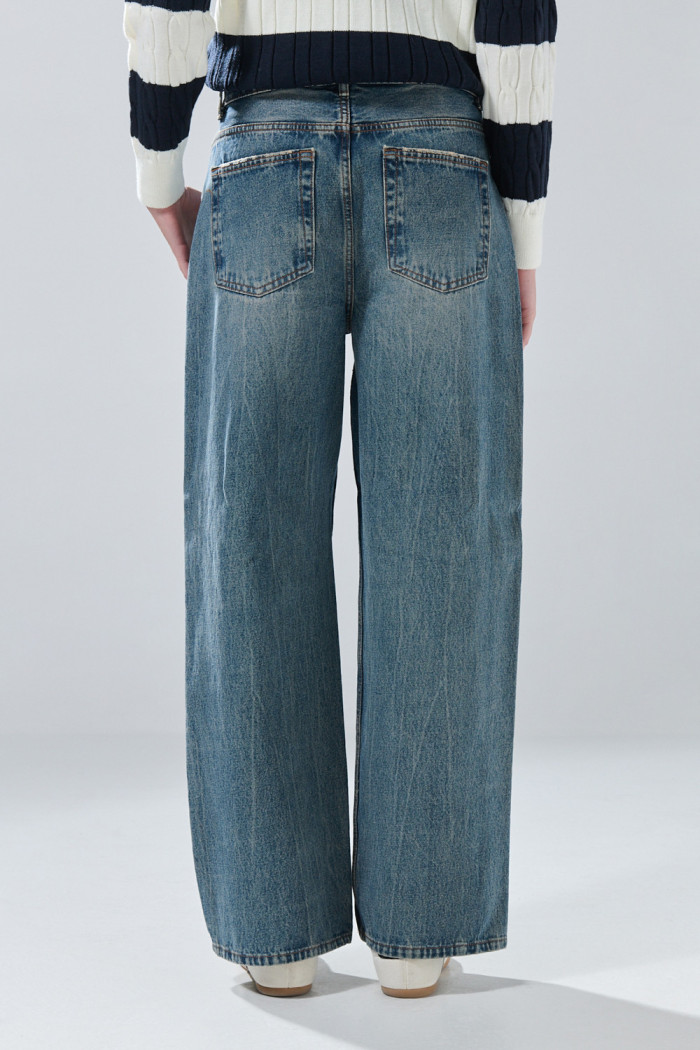 Jean azul medio baggy infaltables con bota ancha y bolsillos
