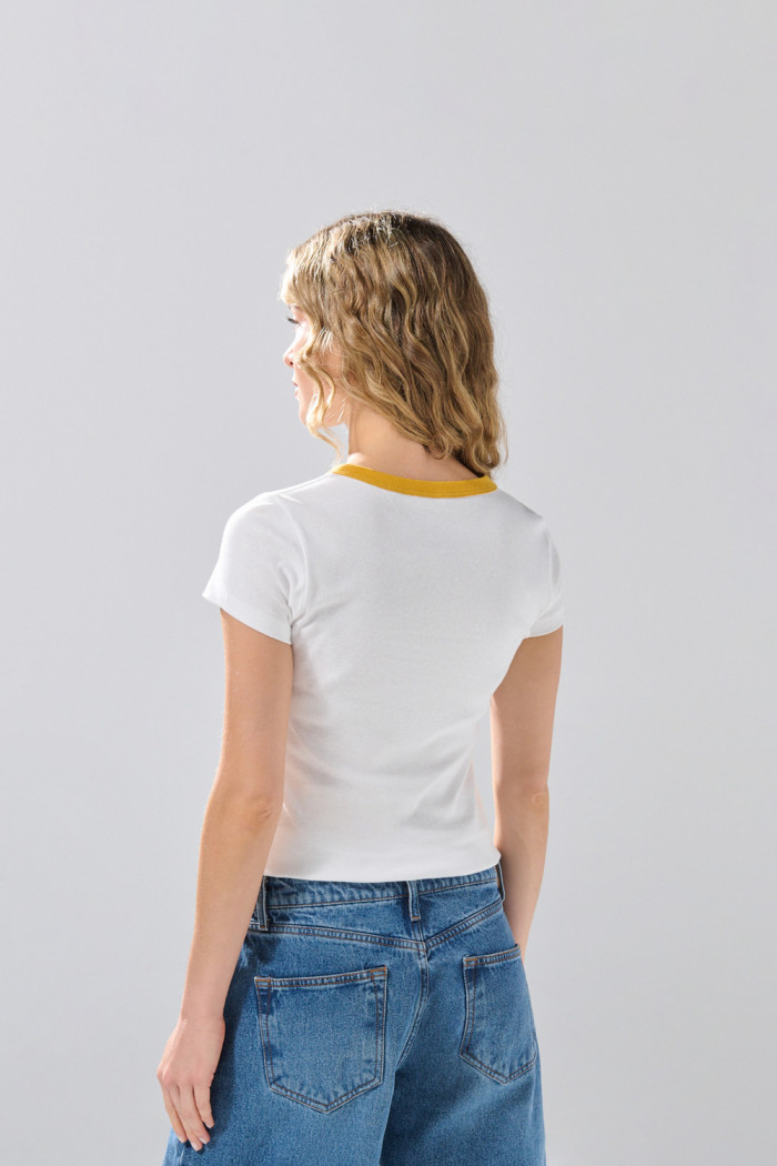 Camiseta crema college de Fan Edition con cuello redondo