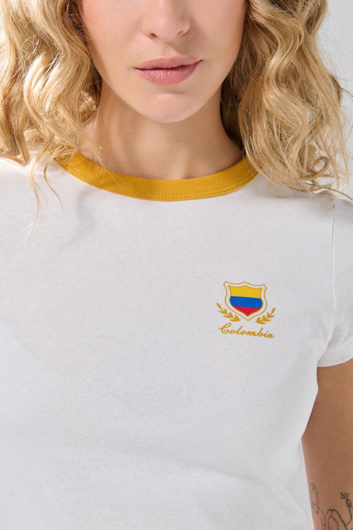 Camiseta crema college de Fan Edition con cuello redondo