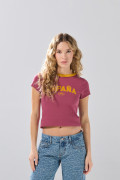 Camiseta college de Fan Edition rosada con cuello redondo

