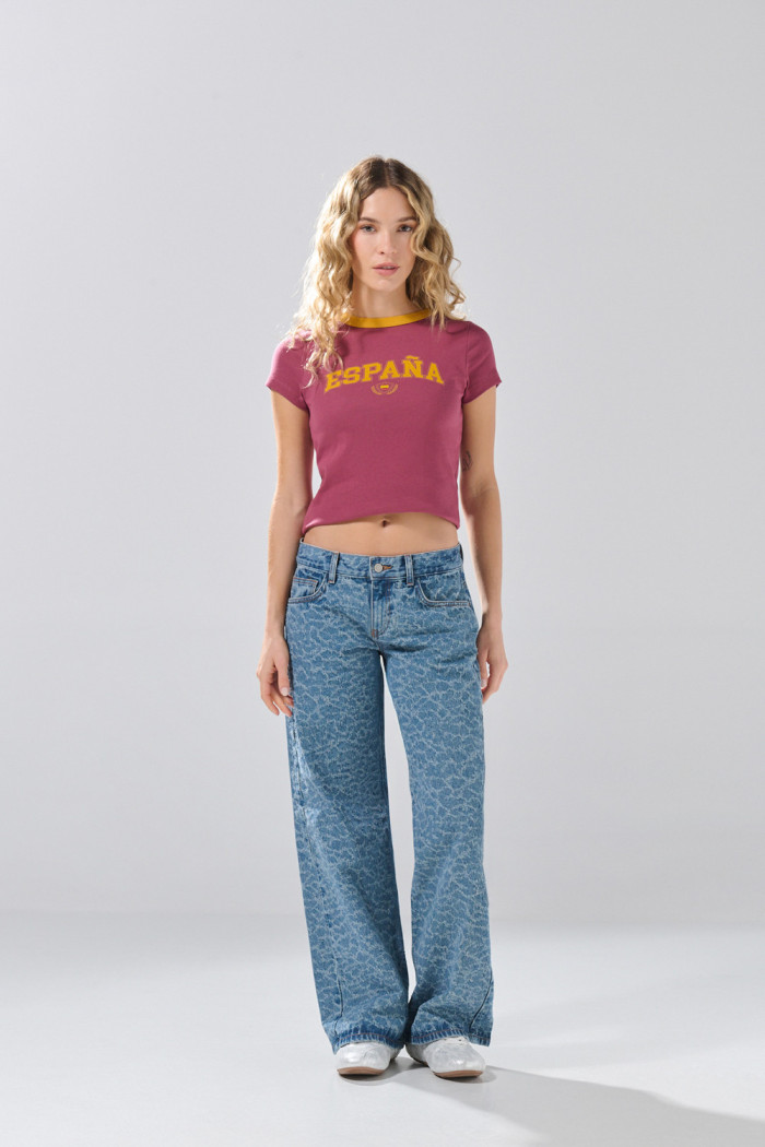 Camiseta college de Fan Edition rosada con cuello redondo
