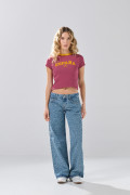 Camiseta college de Fan Edition rosada con cuello redondo
