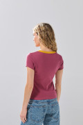 Camiseta college de Fan Edition rosada con cuello redondo
