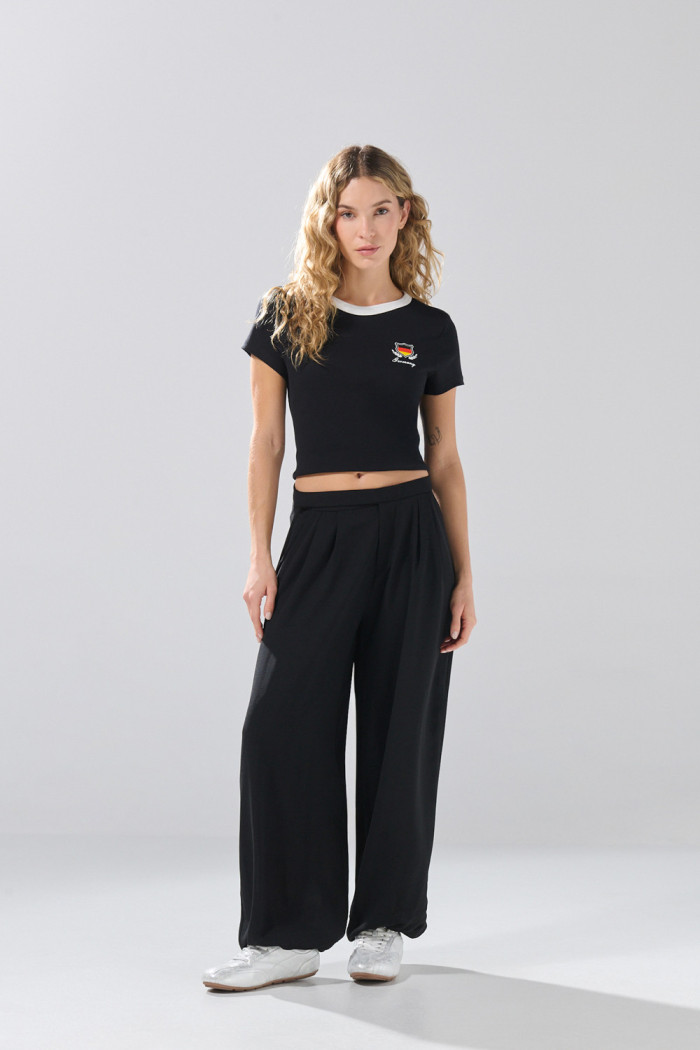 Camiseta negra college de Fan Edition con cuello redondo