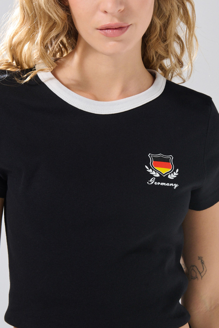 Camiseta negra college de Fan Edition con cuello redondo