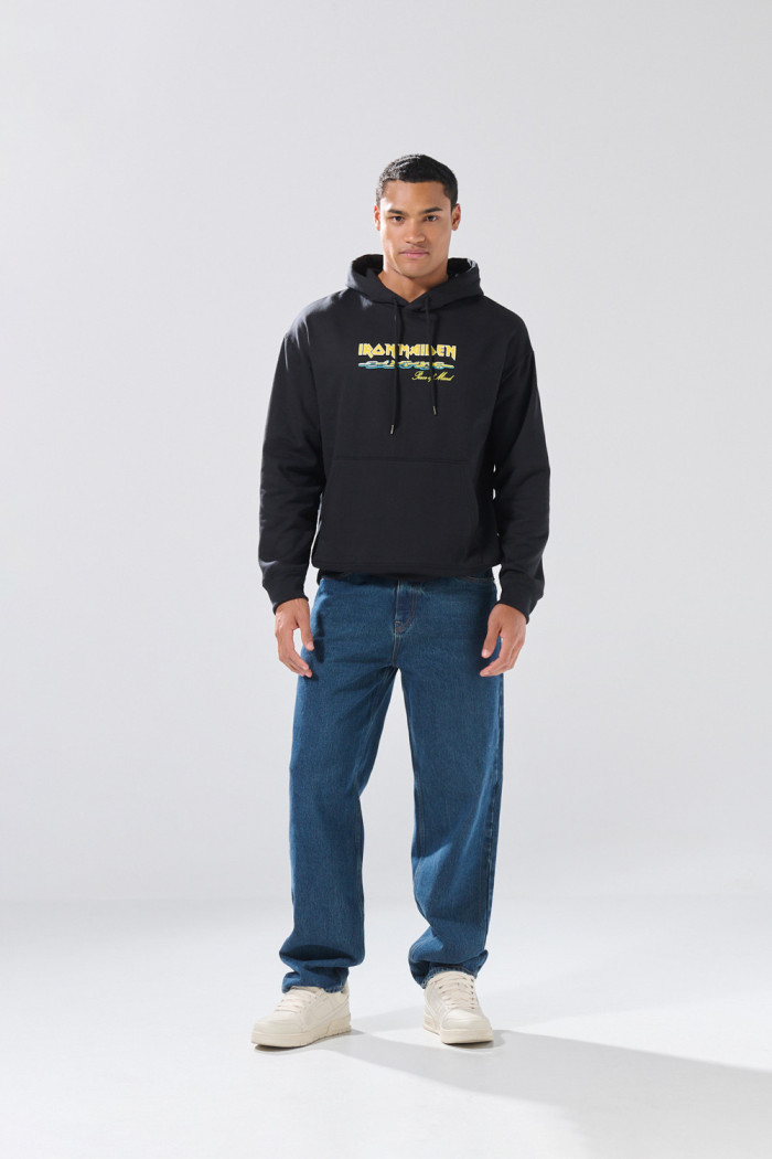 Buzo oversize negro con capota y diseños de Iron Maiden
