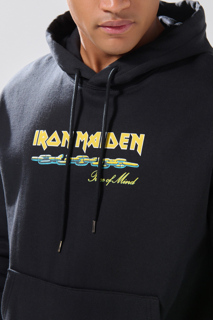 Buzo oversize negro con capota y diseños de Iron Maiden
