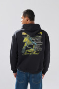 Buzo oversize negro con capota y diseños de Iron Maiden
