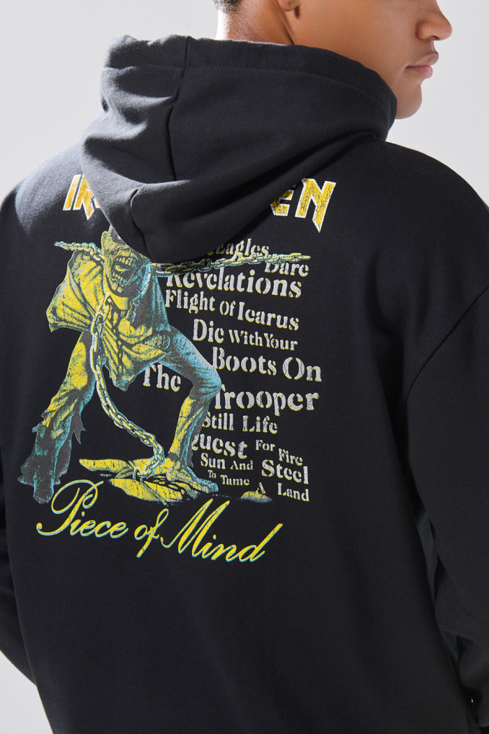 Buzo oversize negro con capota y diseños de Iron Maiden
